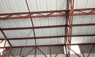 BODEGA COMERCIAL EN VENTA, LA ROMANA, TECHUMBRE NUEVA, EXCELENTE ESTADO.