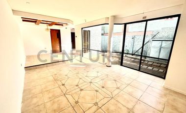 SE ARRIENDA HERMOSA CASA DE 3 NIVELES SECTOR AV. BRASIL.