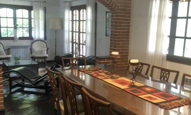 Amplia Casa en Alquiler Temporario Golf Nuevo, Pinamar: 5 Dormitorios, Gran Jardin y Galeria Cubierta