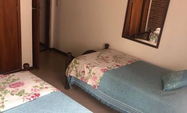Amplia Casa en Alquiler Temporario Golf Nuevo, Pinamar: 5 Dormitorios, Gran Jardin y Galeria Cubierta
