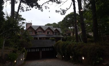 Amplia Casa en Alquiler Temporario Golf Nuevo, Pinamar: 5 Dormitorios, Gran Jardin y Galeria Cubierta