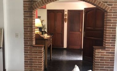 Amplia Casa en Alquiler Temporario Golf Nuevo, Pinamar: 5 Dormitorios, Gran Jardin y Galeria Cubierta