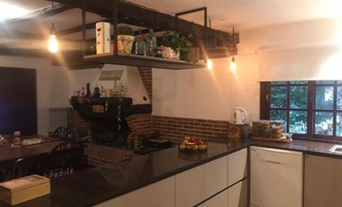 Amplia Casa en Alquiler Temporario Golf Nuevo, Pinamar: 5 Dormitorios, Gran Jardin y Galeria Cubierta