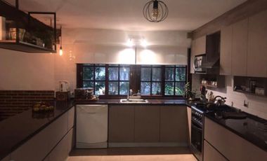 Amplia Casa en Alquiler Temporario Golf Nuevo, Pinamar: 5 Dormitorios, Gran Jardin y Galeria Cubierta