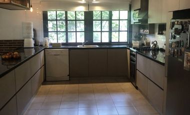 Amplia Casa en Alquiler Temporario Golf Nuevo, Pinamar: 5 Dormitorios, Gran Jardin y Galeria Cubierta