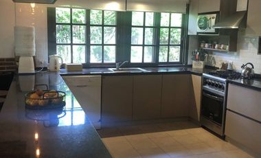 Amplia Casa en Alquiler Temporario Golf Nuevo, Pinamar: 5 Dormitorios, Gran Jardin y Galeria Cubierta