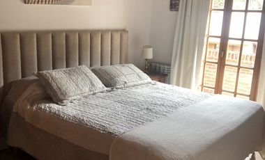 Amplia Casa en Alquiler Temporario Golf Nuevo, Pinamar: 5 Dormitorios, Gran Jardin y Galeria Cubierta