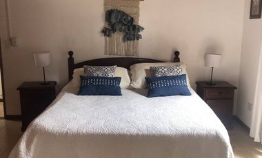 Amplia Casa en Alquiler Temporario Golf Nuevo, Pinamar: 5 Dormitorios, Gran Jardin y Galeria Cubierta