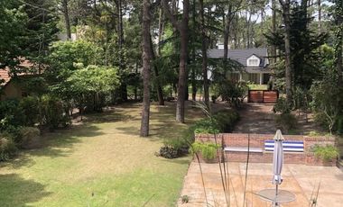 Amplia Casa en Alquiler Temporario Golf Nuevo, Pinamar: 5 Dormitorios, Gran Jardin y Galeria Cubierta
