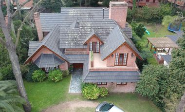 Amplia Casa en Alquiler Temporario Golf Nuevo, Pinamar: 5 Dormitorios, Gran Jardin y Galeria Cubierta