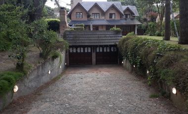 Amplia Casa en Alquiler Temporario Golf Nuevo, Pinamar: 5 Dormitorios, Gran Jardin y Galeria Cubierta