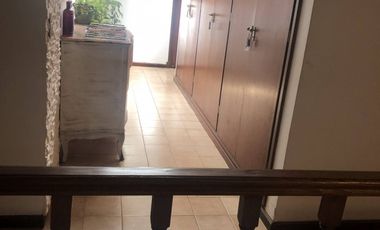 Amplia Casa en Alquiler Temporario Golf Nuevo, Pinamar: 5 Dormitorios, Gran Jardin y Galeria Cubierta