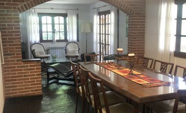 Amplia Casa en Alquiler Temporario Golf Nuevo, Pinamar: 5 Dormitorios, Gran Jardin y Galeria Cubierta