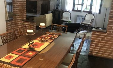 Amplia Casa en Alquiler Temporario Golf Nuevo, Pinamar: 5 Dormitorios, Gran Jardin y Galeria Cubierta