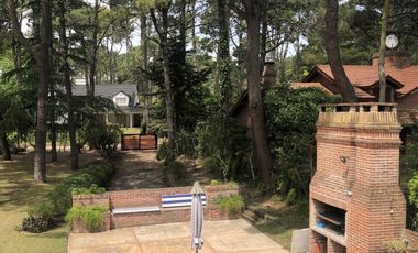 Amplia Casa en Alquiler Temporario Golf Nuevo, Pinamar: 5 Dormitorios, Gran Jardin y Galeria Cubierta