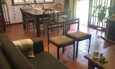 Amplia Casa en Alquiler Temporario Golf Nuevo, Pinamar: 5 Dormitorios, Gran Jardin y Galeria Cubierta