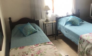 Amplia Casa en Alquiler Temporario Golf Nuevo, Pinamar: 5 Dormitorios, Gran Jardin y Galeria Cubierta