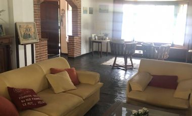 Amplia Casa en Alquiler Temporario Golf Nuevo, Pinamar: 5 Dormitorios, Gran Jardin y Galeria Cubierta