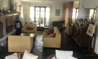 Amplia Casa en Alquiler Temporario Golf Nuevo, Pinamar: 5 Dormitorios, Gran Jardin y Galeria Cubierta