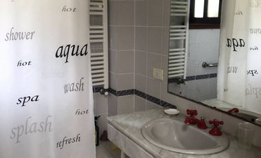 Amplia Casa en Alquiler Temporario Golf Nuevo, Pinamar: 5 Dormitorios, Gran Jardin y Galeria Cubierta