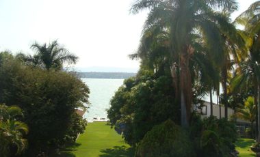 CASA EN VENTA A LA ORILLA DEL LAGO EN TEQUESQUITENGO, MORELOS.