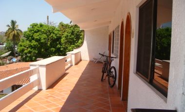 CASA EN VENTA A LA ORILLA DEL LAGO EN TEQUESQUITENGO, MORELOS.