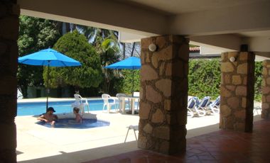 CASA EN VENTA A LA ORILLA DEL LAGO EN TEQUESQUITENGO, MORELOS.