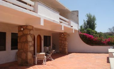 CASA EN VENTA A LA ORILLA DEL LAGO EN TEQUESQUITENGO, MORELOS.