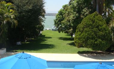CASA EN VENTA A LA ORILLA DEL LAGO EN TEQUESQUITENGO, MORELOS.