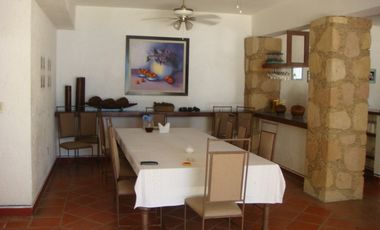 CASA EN VENTA A LA ORILLA DEL LAGO EN TEQUESQUITENGO, MORELOS.