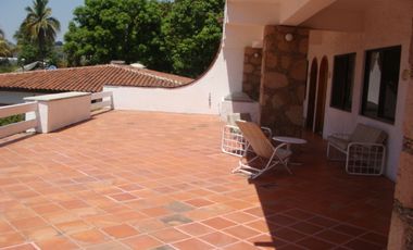 CASA EN VENTA A LA ORILLA DEL LAGO EN TEQUESQUITENGO, MORELOS.