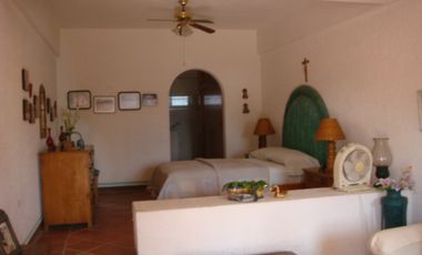 CASA EN VENTA A LA ORILLA DEL LAGO EN TEQUESQUITENGO, MORELOS.
