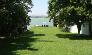CASA EN VENTA A LA ORILLA DEL LAGO EN TEQUESQUITENGO, MORELOS.