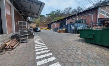 VENTA DE LOCAL COMERCIAL AL PIE DE LA VA A DAULE CON BODEGAS 