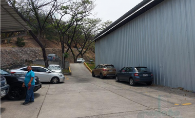 VENTA DE LOCAL COMERCIAL AL PIE DE LA VA A DAULE CON BODEGAS 