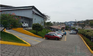 VENTA DE LOCAL COMERCIAL AL PIE DE LA VA A DAULE CON BODEGAS 