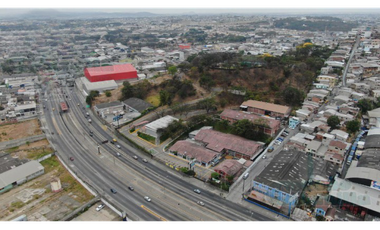VENTA DE LOCAL COMERCIAL AL PIE DE LA VA A DAULE CON BODEGAS 