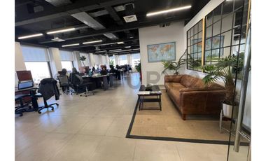 ARRIENDO GRAN E ILUMINADA OFICINA