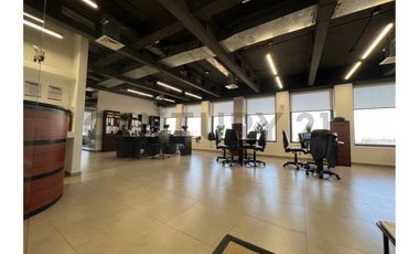 ARRIENDO GRAN E ILUMINADA OFICINA