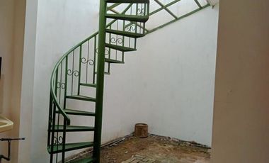 Rumah Rungkut Mapan Hadap barat, Strategis