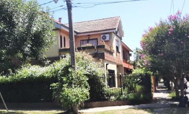 Casa en venta - 4 Dormitorios 2 Baños 1 Cochera - 200Mts2 - Ciudad Jardín Del Palomar