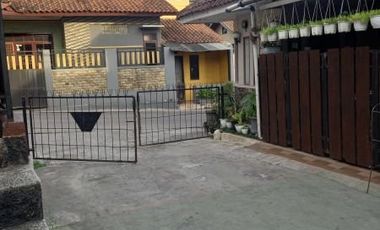 RUMAH DI KONTRAKKAN DI UJUNG BERUNG