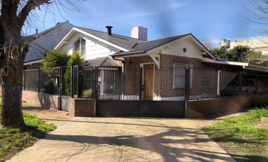 VENTA CASA CON PISCINA Y JARDIN 3 DORMITORIOS - ADROGUE