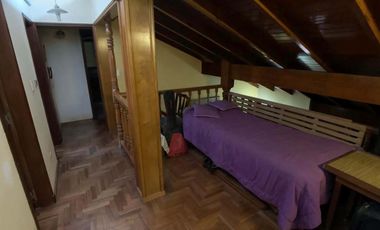 Chalet de categoría constructiva a 200 m. de Av. H. Yrigoyen