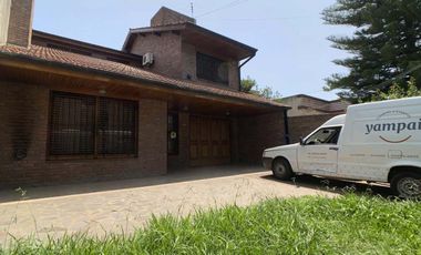 Chalet de categoría constructiva a 200 m. de Av. H. Yrigoyen