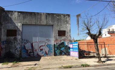 Galpón de 200 mts con entrada de camión, en lote de 16.60x35.