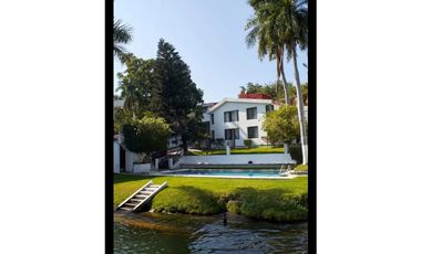 CASA EN VENTA A ORILLA DEL LAGO 