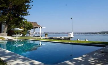 CASA EN VENTA A ORILLA DEL LAGO 