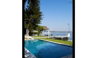 CASA EN VENTA A ORILLA DEL LAGO 