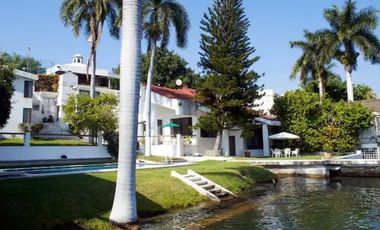 CASA EN VENTA A ORILLA DEL LAGO 